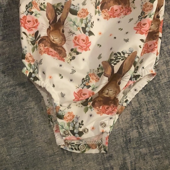 Cute rabbit onesie with flutter sleeves 6m - Picture 2 of 4